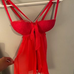 Victorias Secret size 34D. Such a beautiful piece!!!